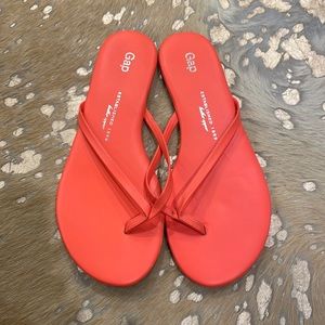 Gap leather flip flops
